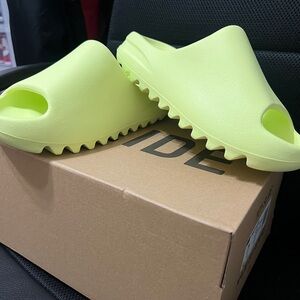Yeezy Slide Glow Green HQ6447 Brand New size 7
